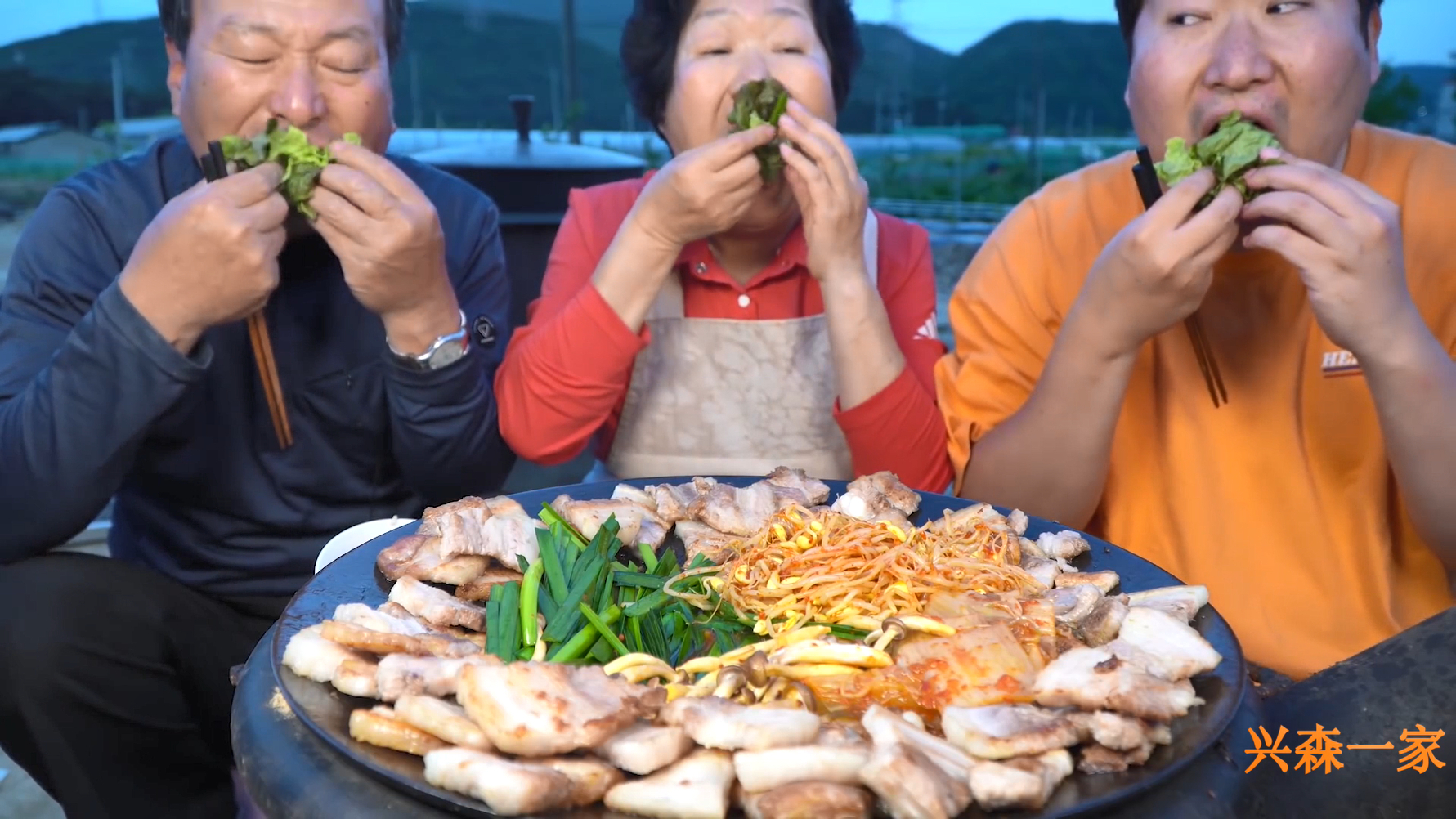 苏子叶包裹烤五花肉,搭配泡菜烤蘑菇和韭菜,大口塞满超美味!